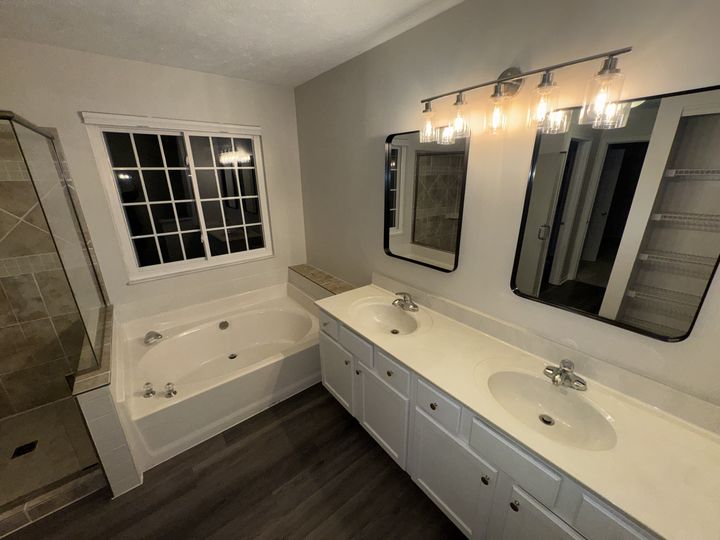 Main bathroom, tub and double vanity